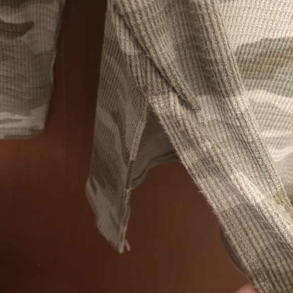 NWOT American Eagle Camo Waffle Long Sleeve - Picture 4 of 6